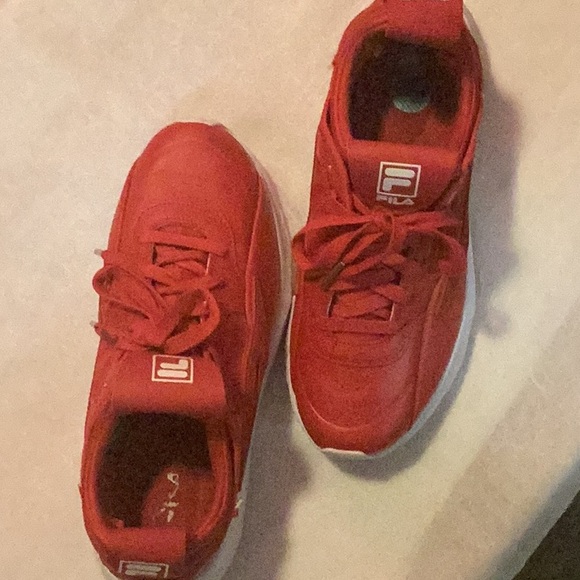 Like new Women,s FILA sneaker. RED - Picture 2 of 3
